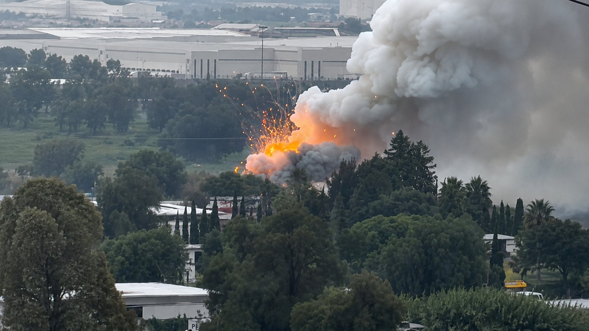 Video thumbnail for Fireworks factory goes up in smoke in Mexico