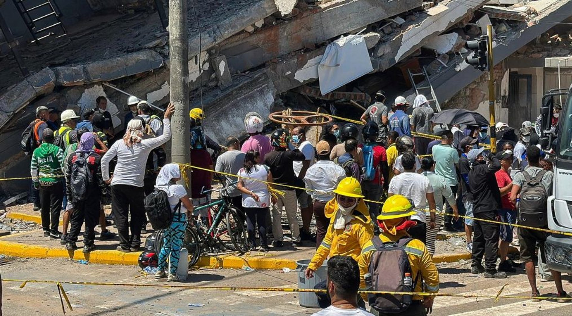 Video thumbnail for Colombia earthquake: At least 111 killed as rescue teams search for survivors