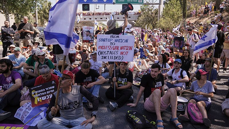 'Video thumbnail for Israel strikes and protests demand Gaza war end, hostage release'