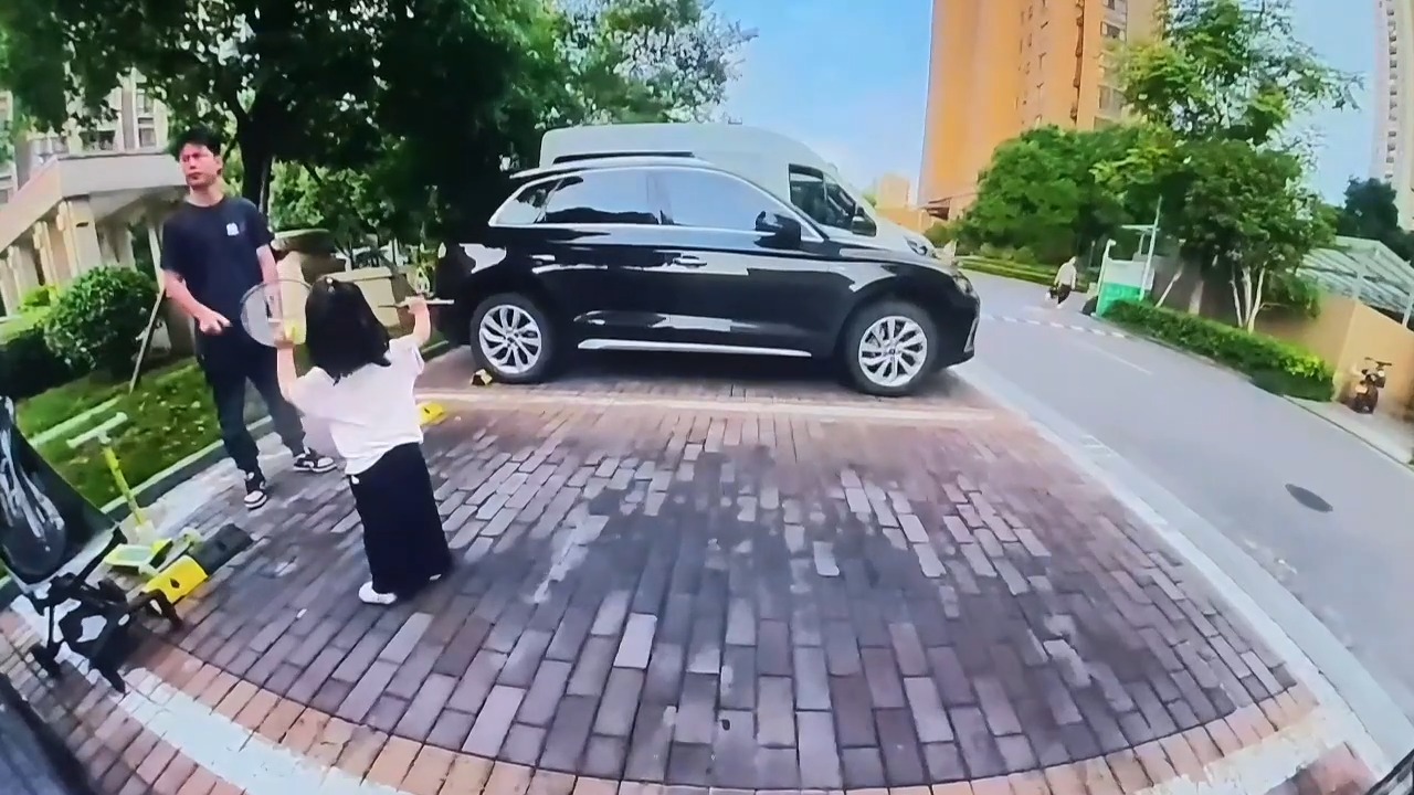 Video thumbnail for Child accidentally dents car with badminton racket in Zhejiang parking lot