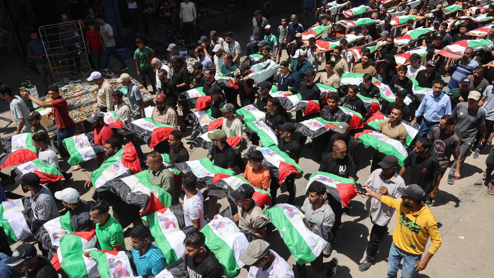 Video thumbnail for Gaza holds mass funeral for 112 victims recovered after three years