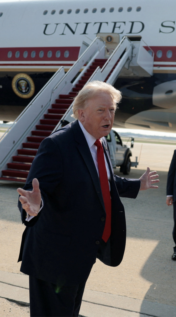 Video thumbnail for Trump takes first flight on new Qatar-gifted Air Force One