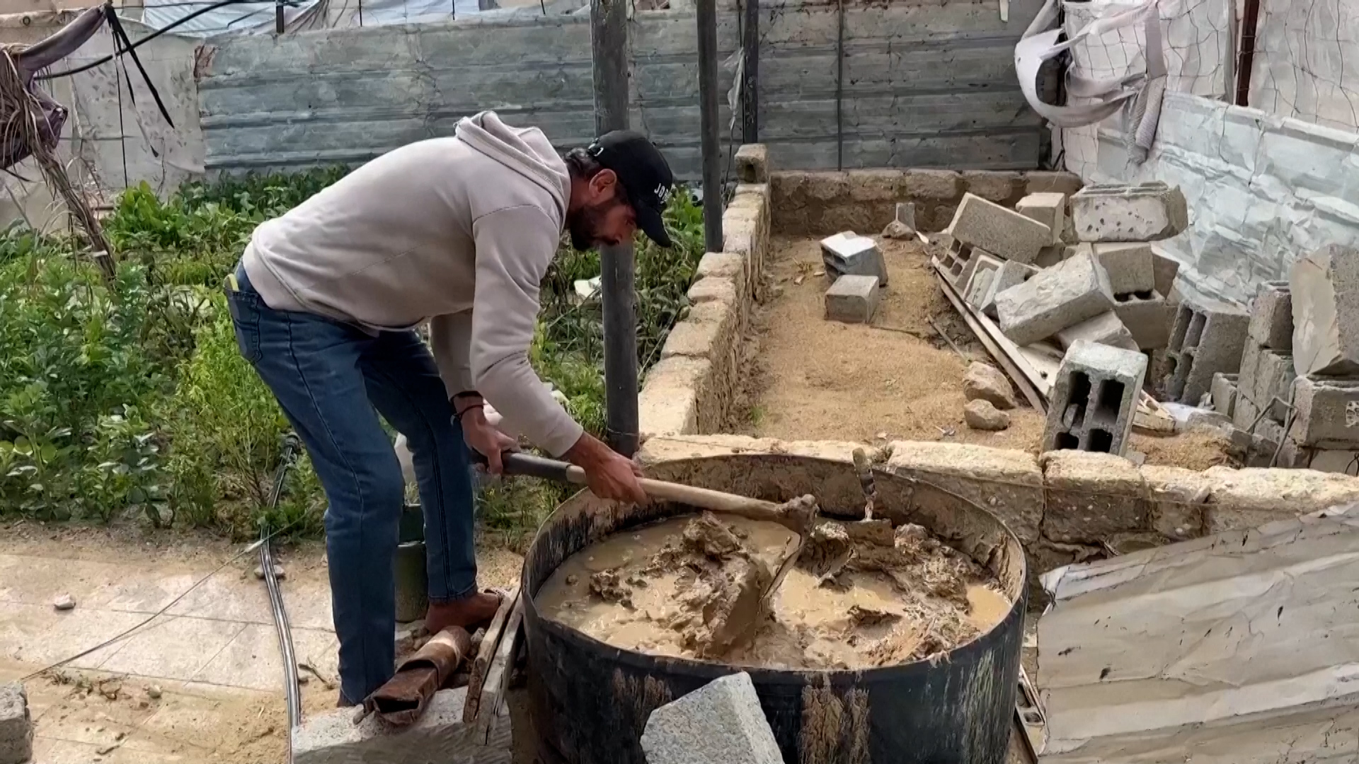 Video thumbnail for Palestinians in Gaza rebuild houses with mud and rubble