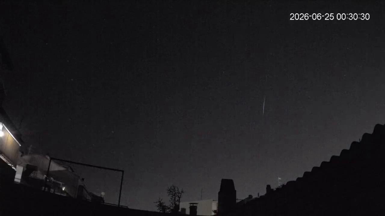 Video thumbnail for Spain: Massive Fireball Explodes Over Catalonia Night Sky In Brilliant Mid Air Fragmentation.