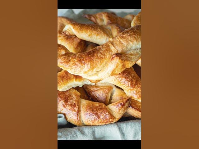 Video thumbnail for Vous aimez les croissants ? đ„ On vous montre comment les rĂ©ussir !