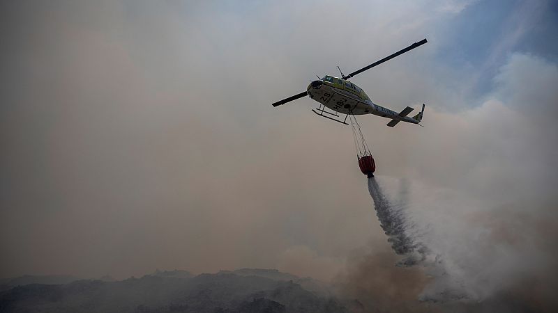 Video thumbnail for Residents evacuated from nearly 200 Cape Town homes as wildfire rages