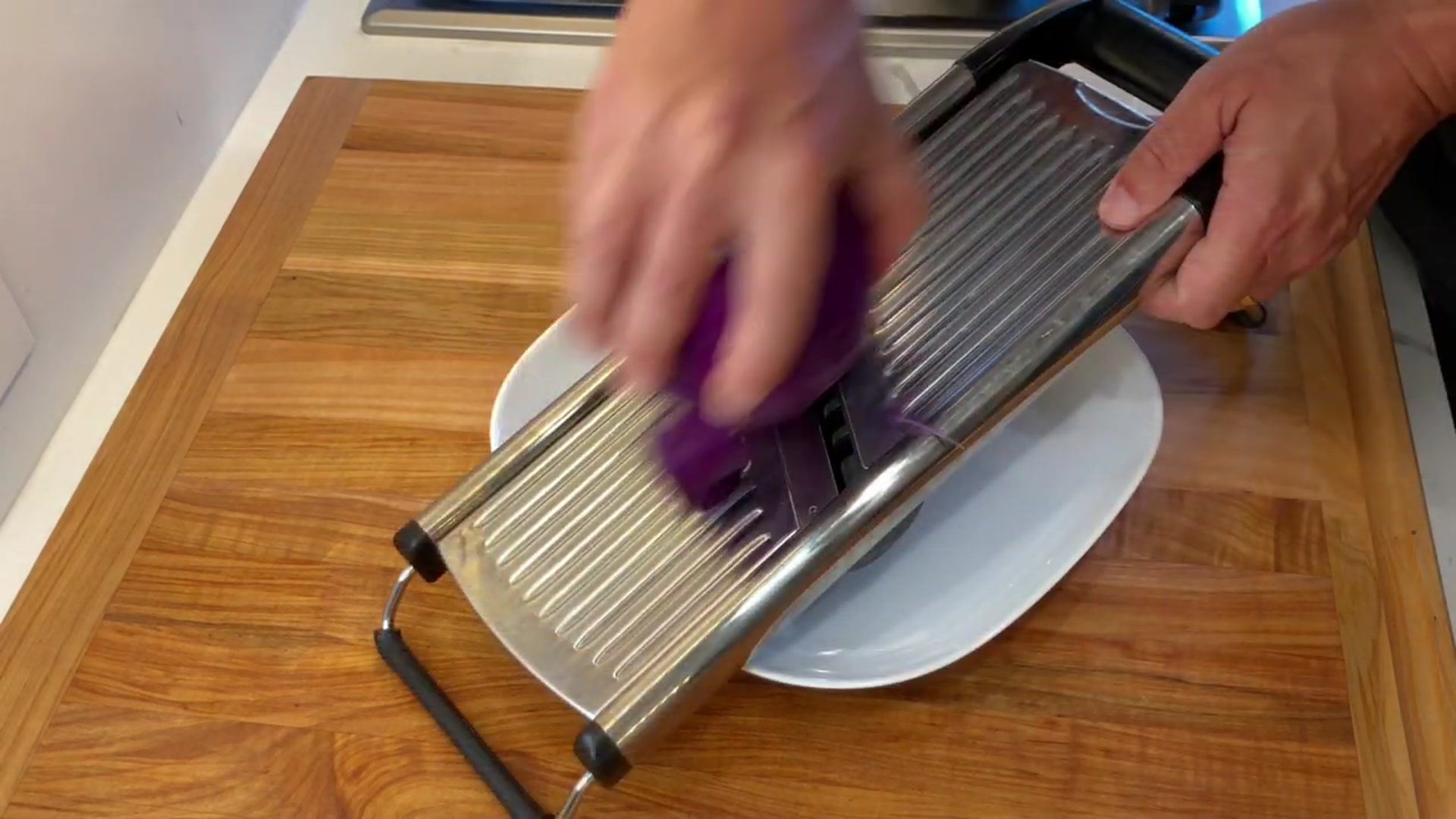 Video thumbnail for CLEAR RED CABBAGE CHIPS - Beautiful Garnish(720P_HD)