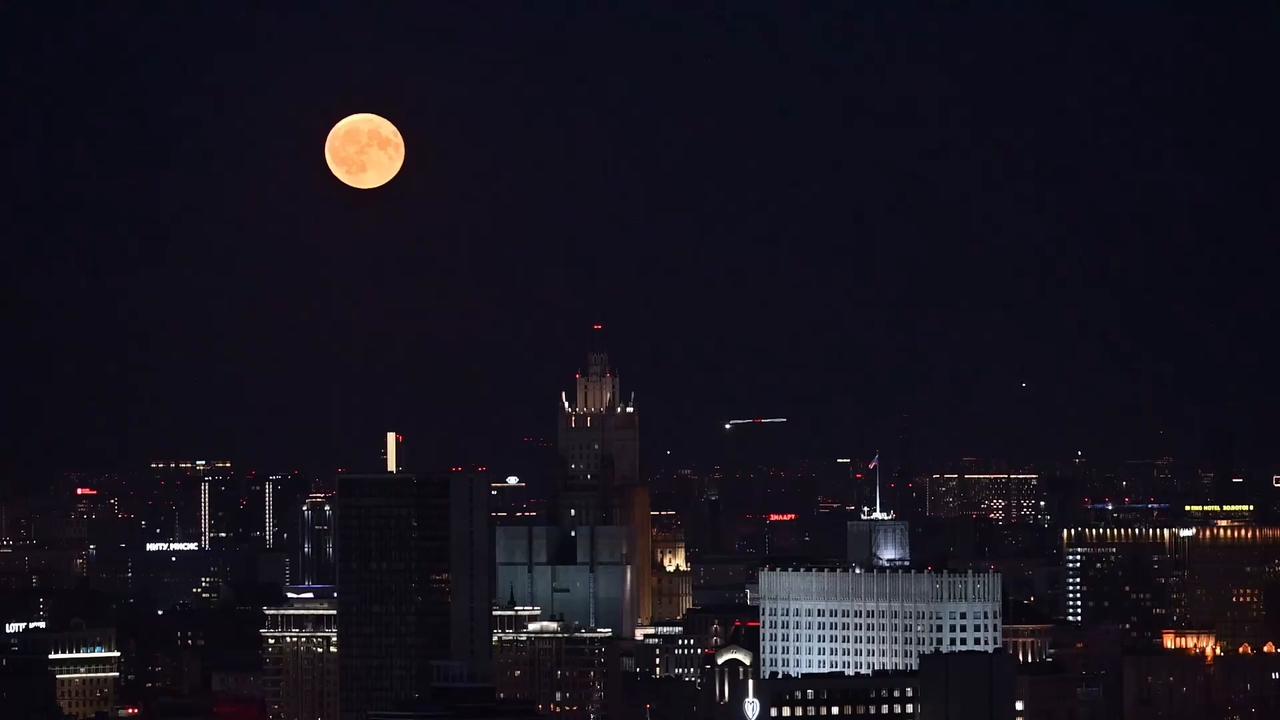 Video thumbnail for Russia: Strawberry Moon lights up Moscow night sky.
