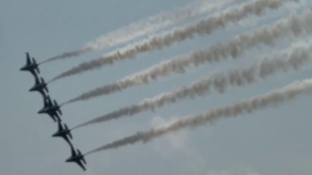 Video thumbnail for US: US Air Force Thunderbirds Fly in Formation at Rochester Airshow.