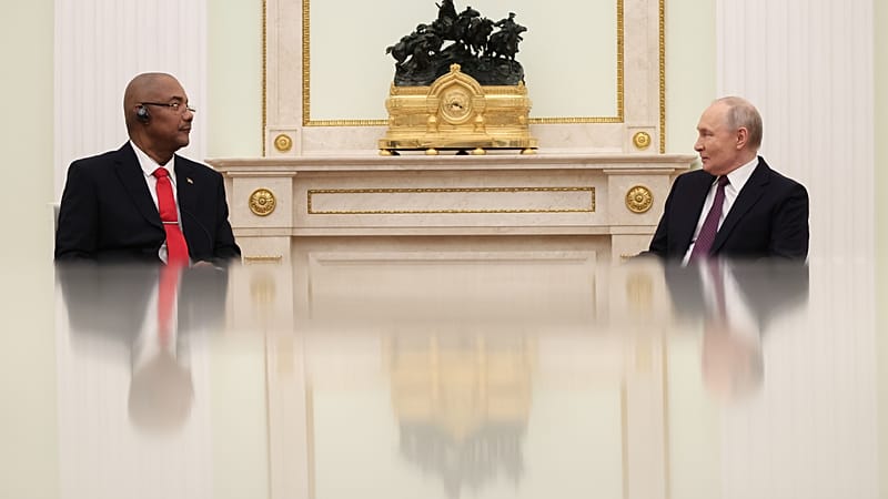 Video thumbnail for Putin hosts Seychelles president at Kremlin