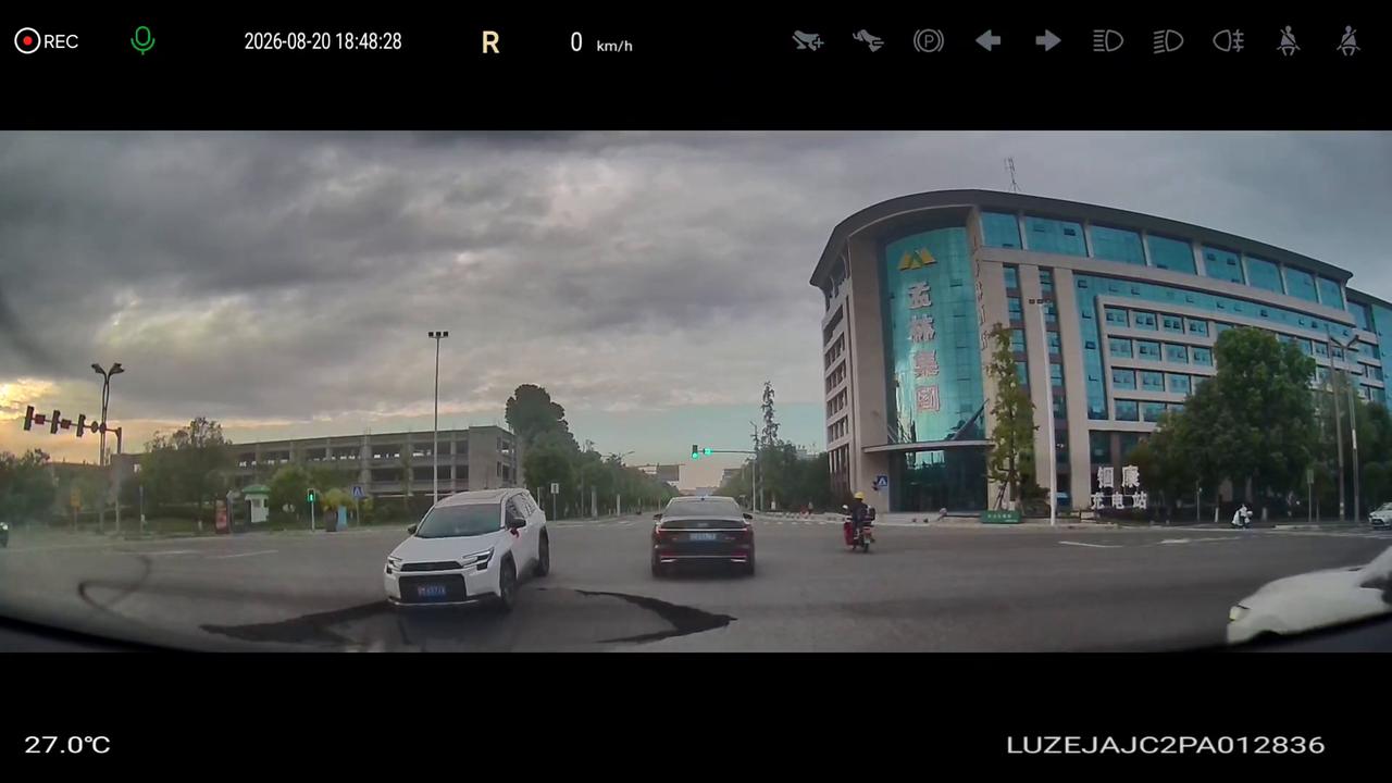 Video thumbnail for China: Sudden road collapse leaves vehicle inches from danger in China.