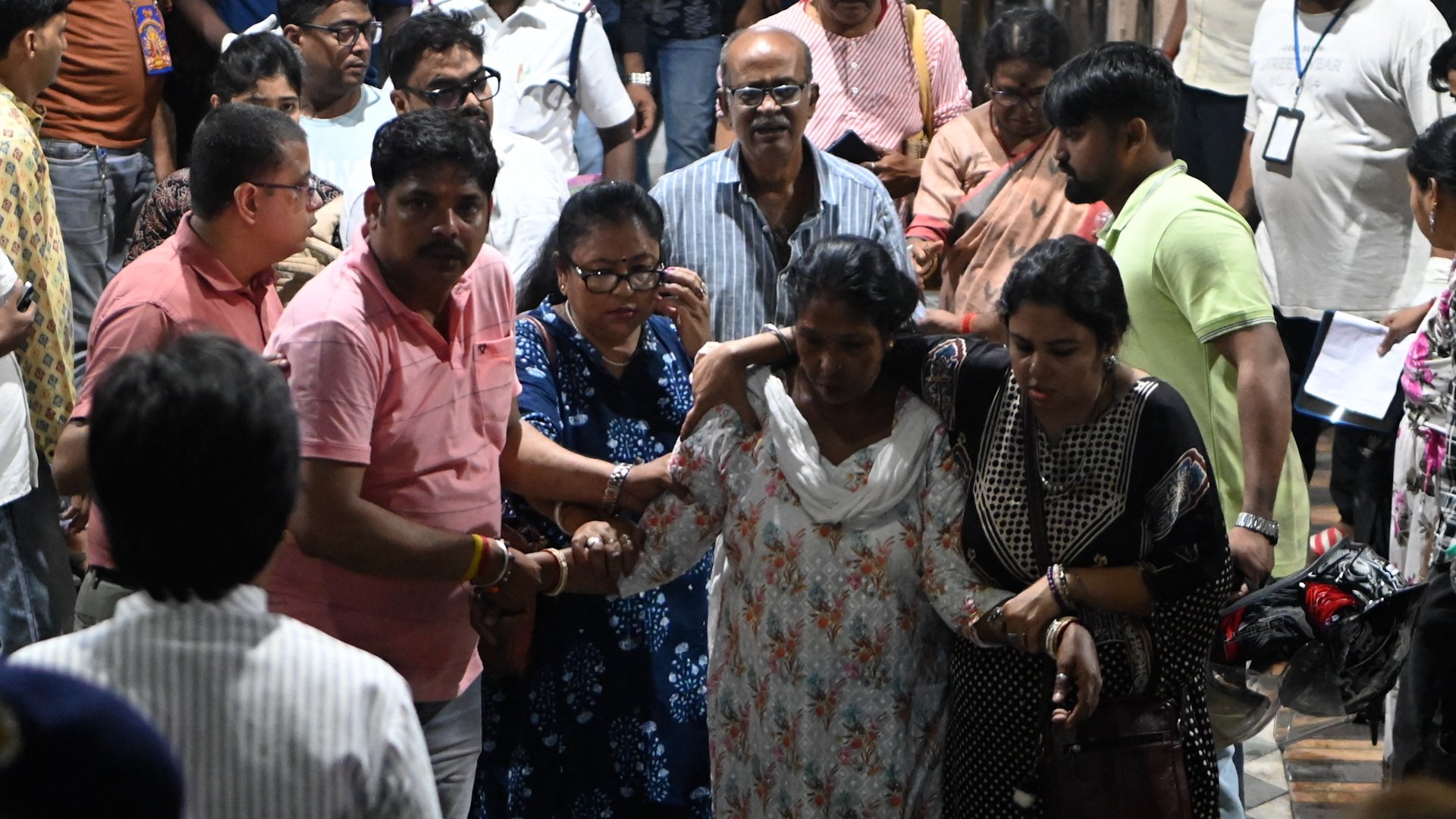 Video thumbnail for At least 19 dead in stampede at Kolkata Hindu festival
