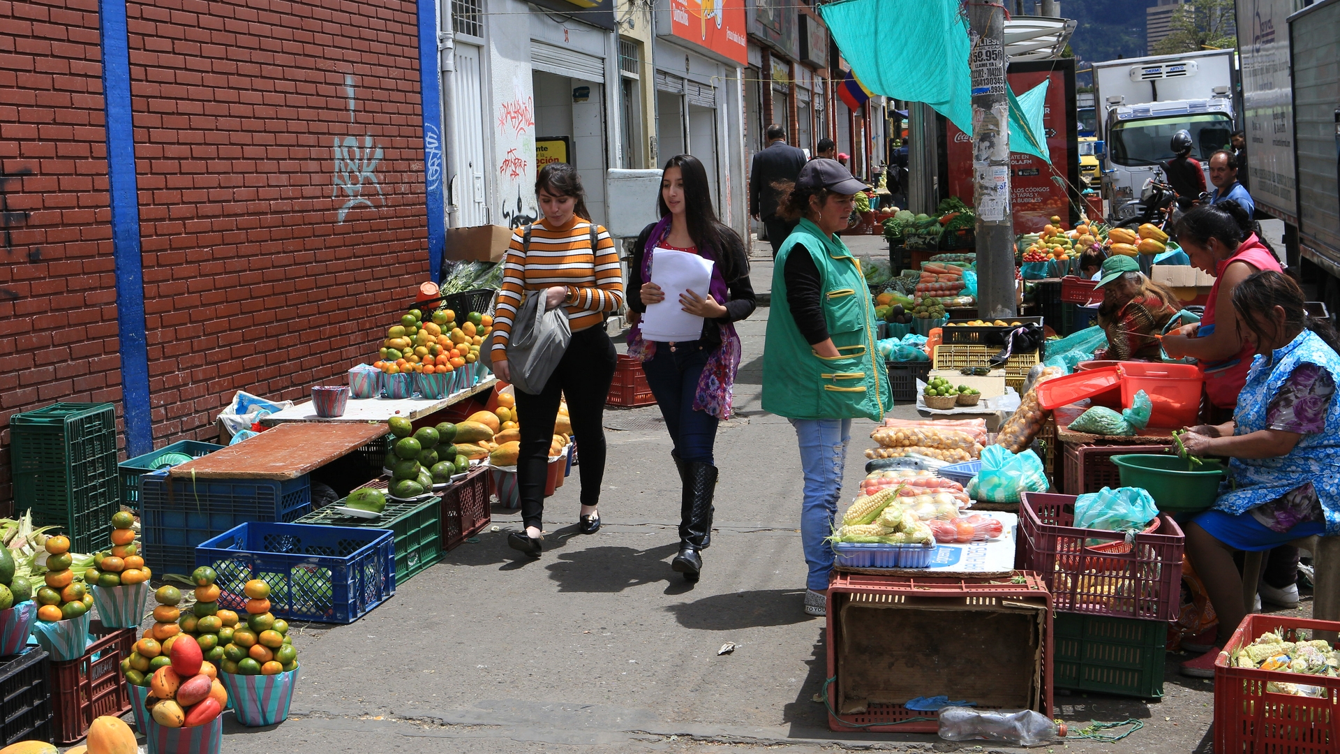 'Video thumbnail for Mercado de Paloquemao in Bogota'