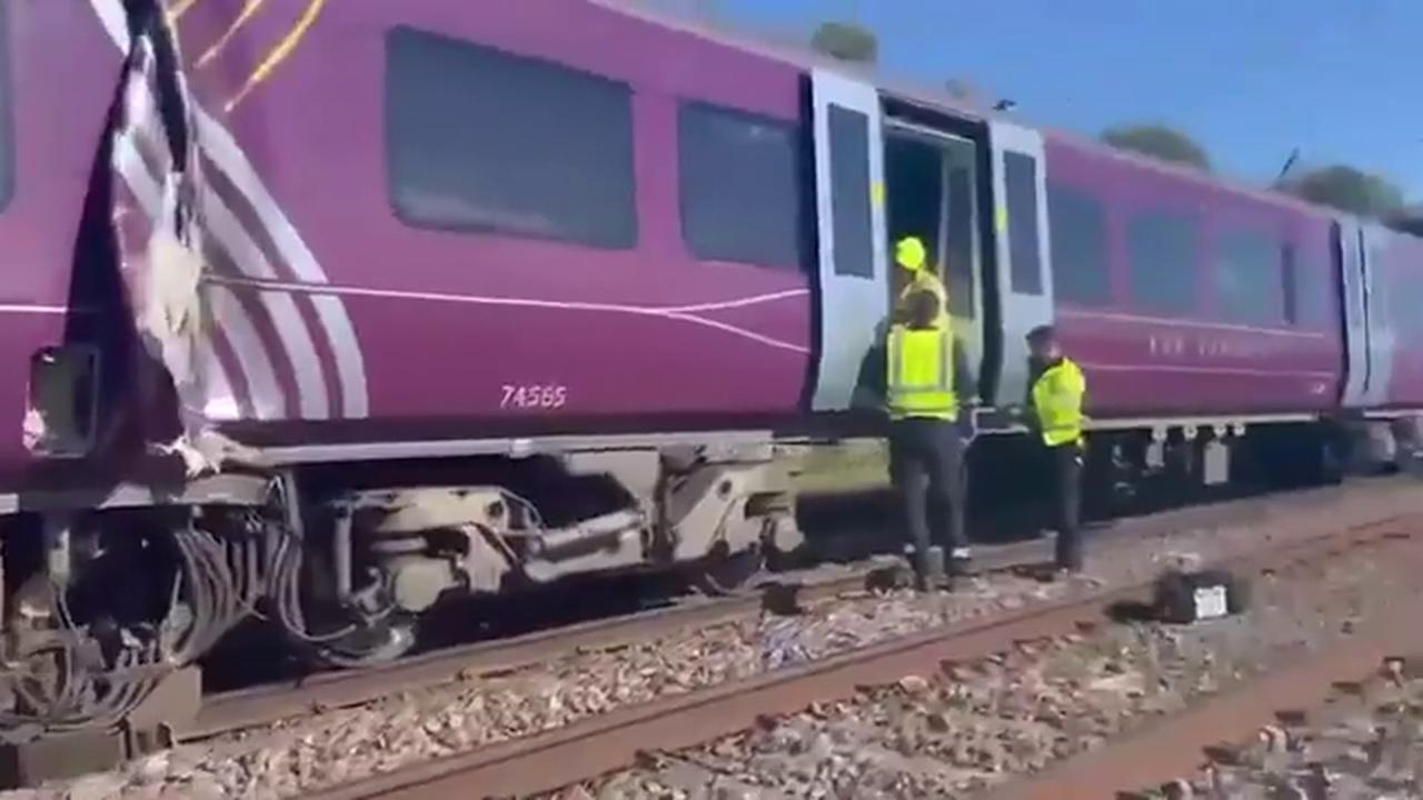 Video thumbnail for UK: Bedford hospital is reportedly expecting at least 50 casualties following the train crash between Bedford and Luton.