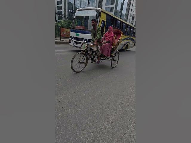 Video thumbnail for আজকে হঠাৎ করে বাড্ডা রাস্তার যান চলাচল কম