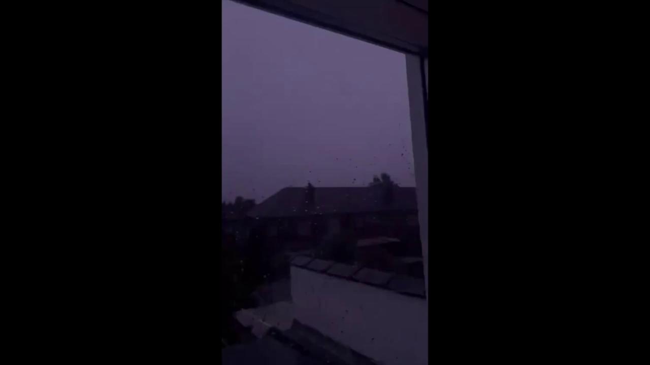 Video thumbnail for London: Lightning Strikes Light Up Sky.