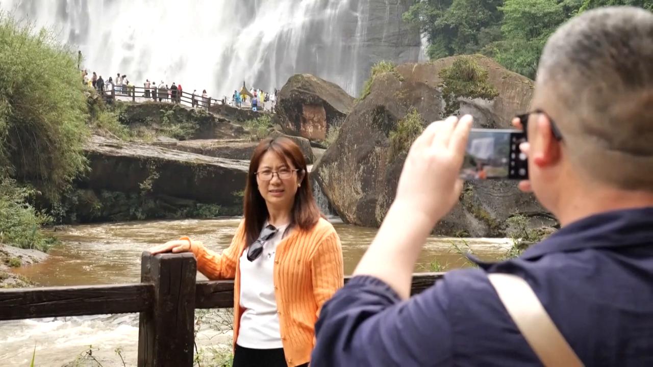 Video thumbnail for China: Magnificent waterfall in Guizhou draws holidaymakers.