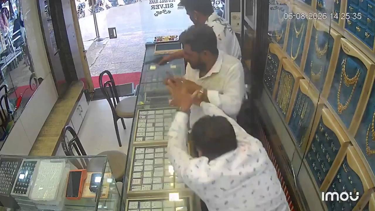 Video thumbnail for India: Gold shop owner shot as armed gang posing as customers attempts robbery, probe underway.