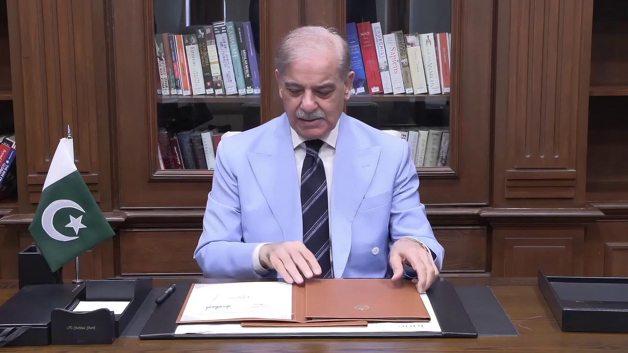 Video thumbnail for Pakistan: Pakistani PM signs MoU as mediator in U.S.-Iran peace deal.
