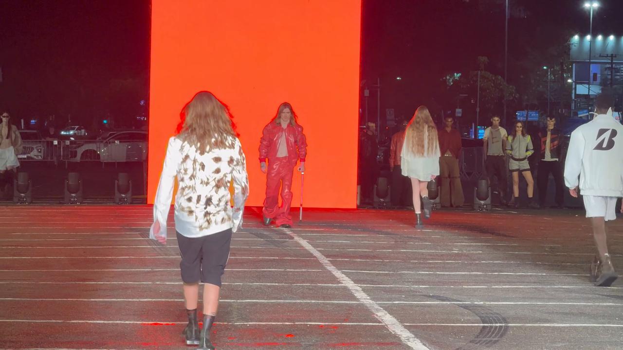 Video thumbnail for Brazil: Parade Of The Gallows In Charles Miller Square During SPFW N61 3.