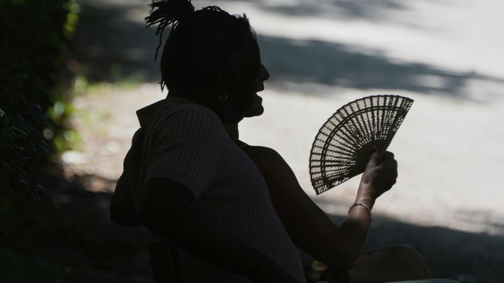 Video thumbnail for Spain reels from historic heatwave as it records over 1,000 heat-related deaths in June