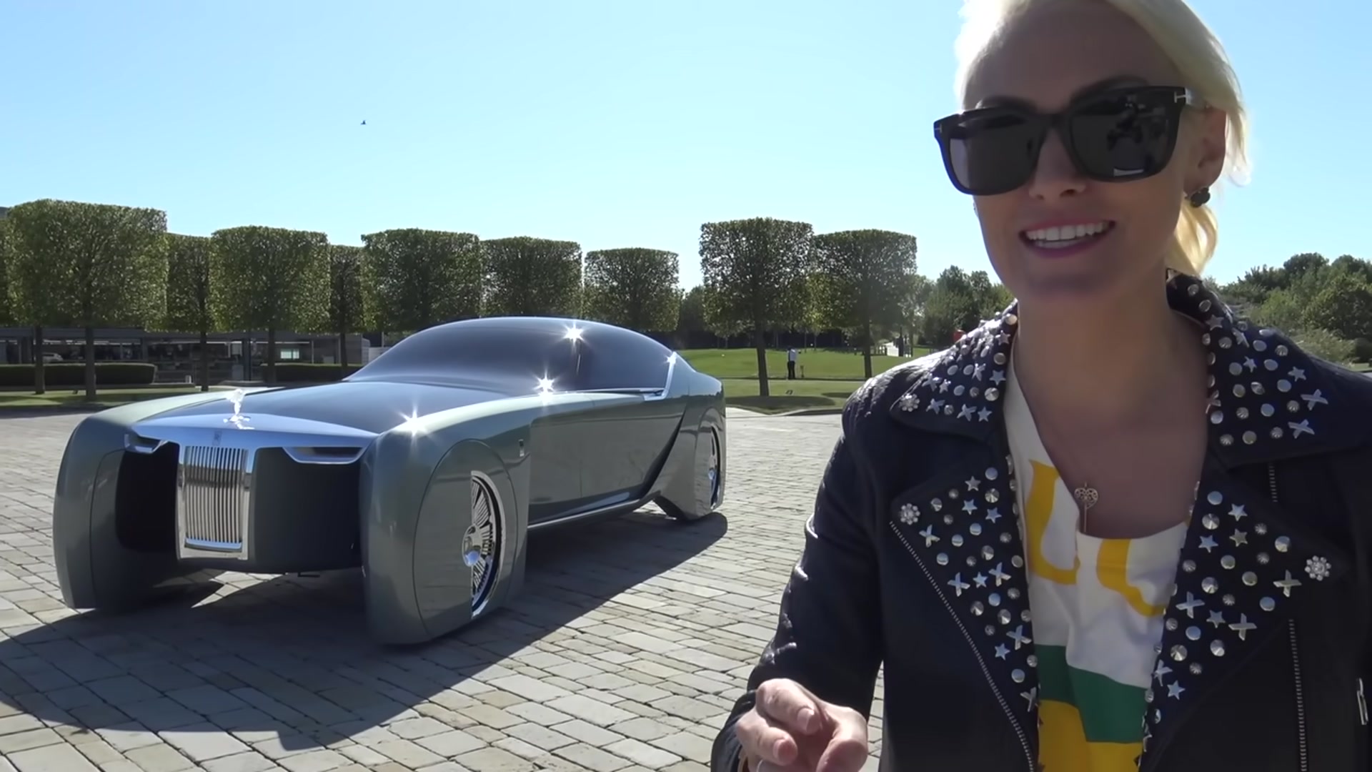 Video thumbnail for Rolls Royce from the Year 2035_(720P_HD)