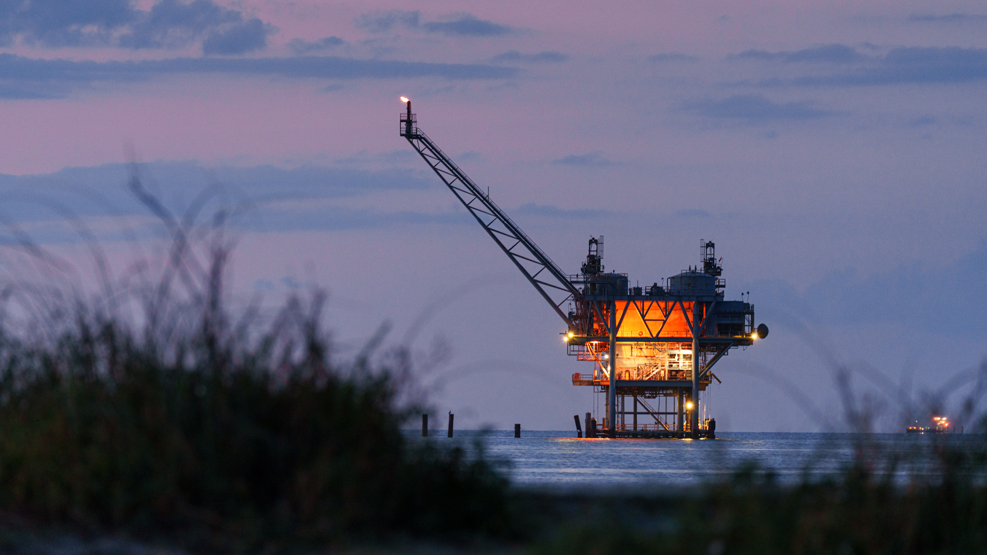 Video thumbnail for Why record US oil output isn’t keeping gas prices low