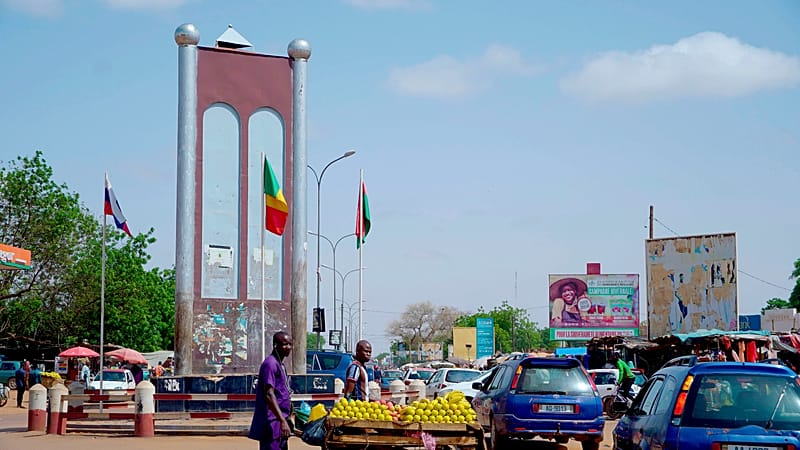 Video thumbnail for Niger: Fuel shortages leave drivers stranded in Niamey