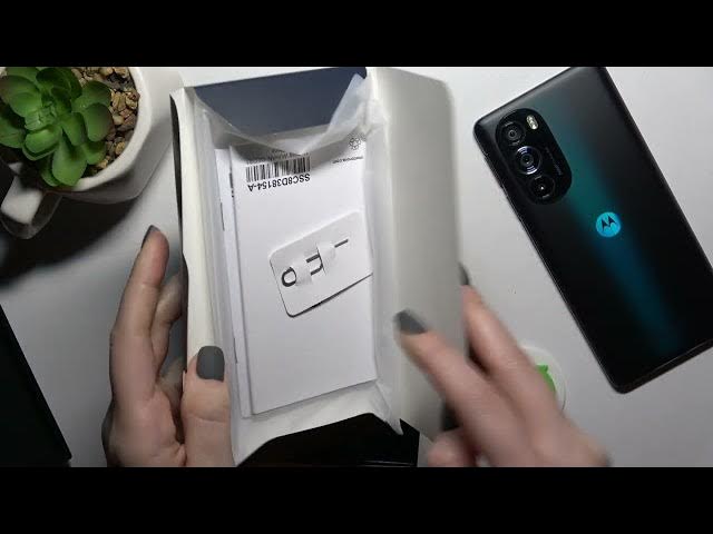 Video thumbnail for Does MOTOROLA Edge 30 Pro Comes with Earbuds?