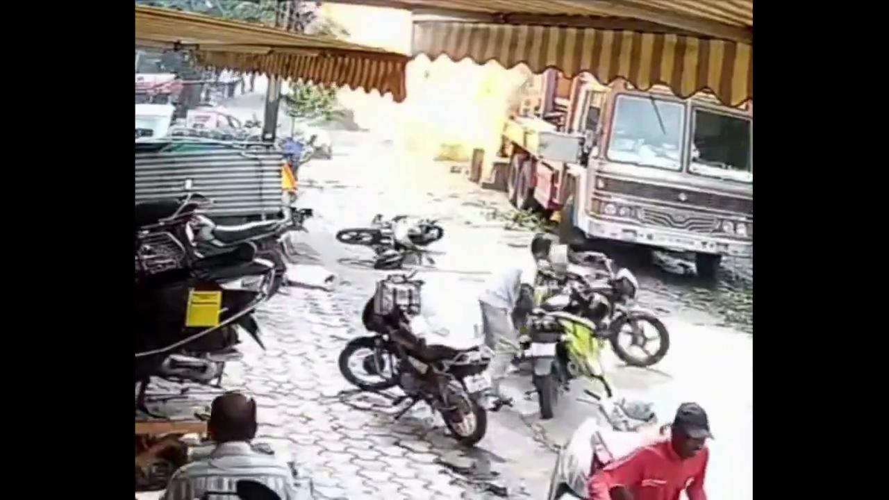 Video thumbnail for India: Sudden gas pipeline explosion sends bikers leaping to safety, four injured during corporation work.