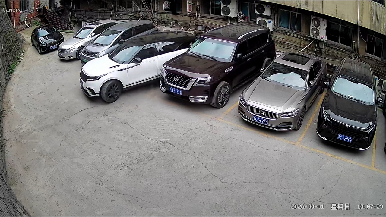 Video thumbnail for Land Rover Backs Into SUV and Plunges Into Parking Gap in China