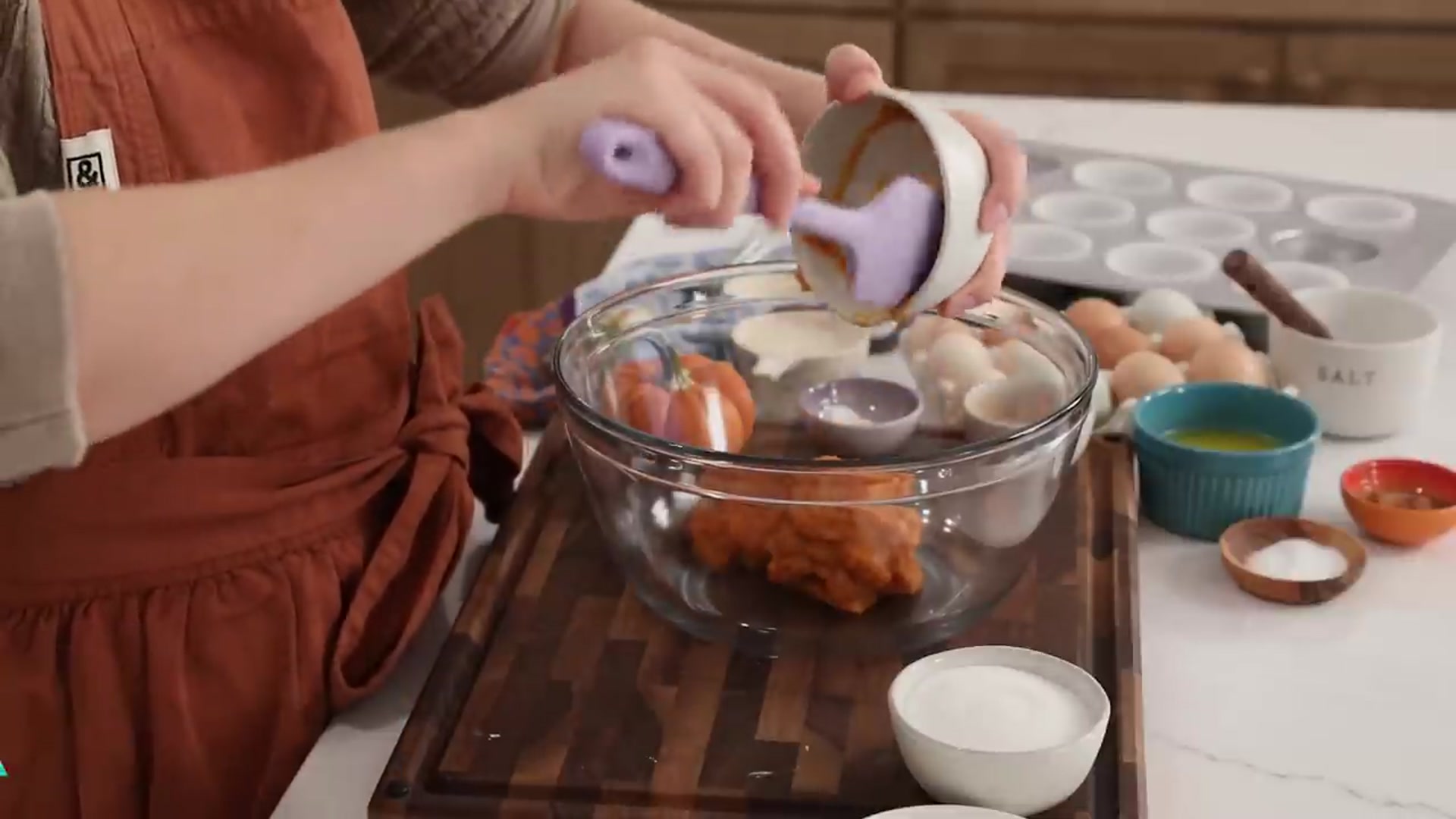 Video thumbnail for Easy Fall Breakfast  Soft Sourdough Pumpkin Muffins(720P HD)