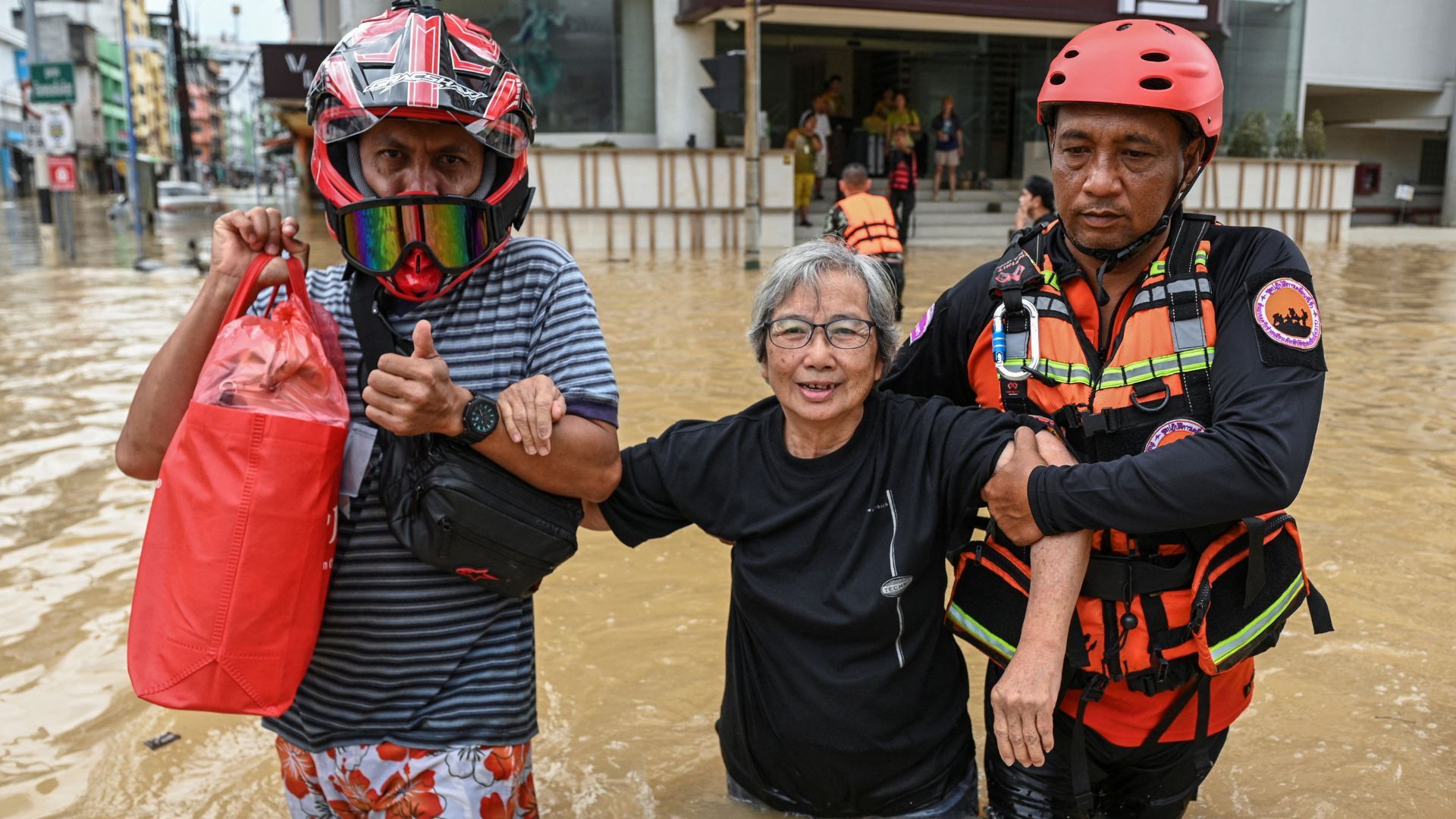 Video thumbnail for Rescue teams struggle to reach stranded residents in deadly southern Thailand floods