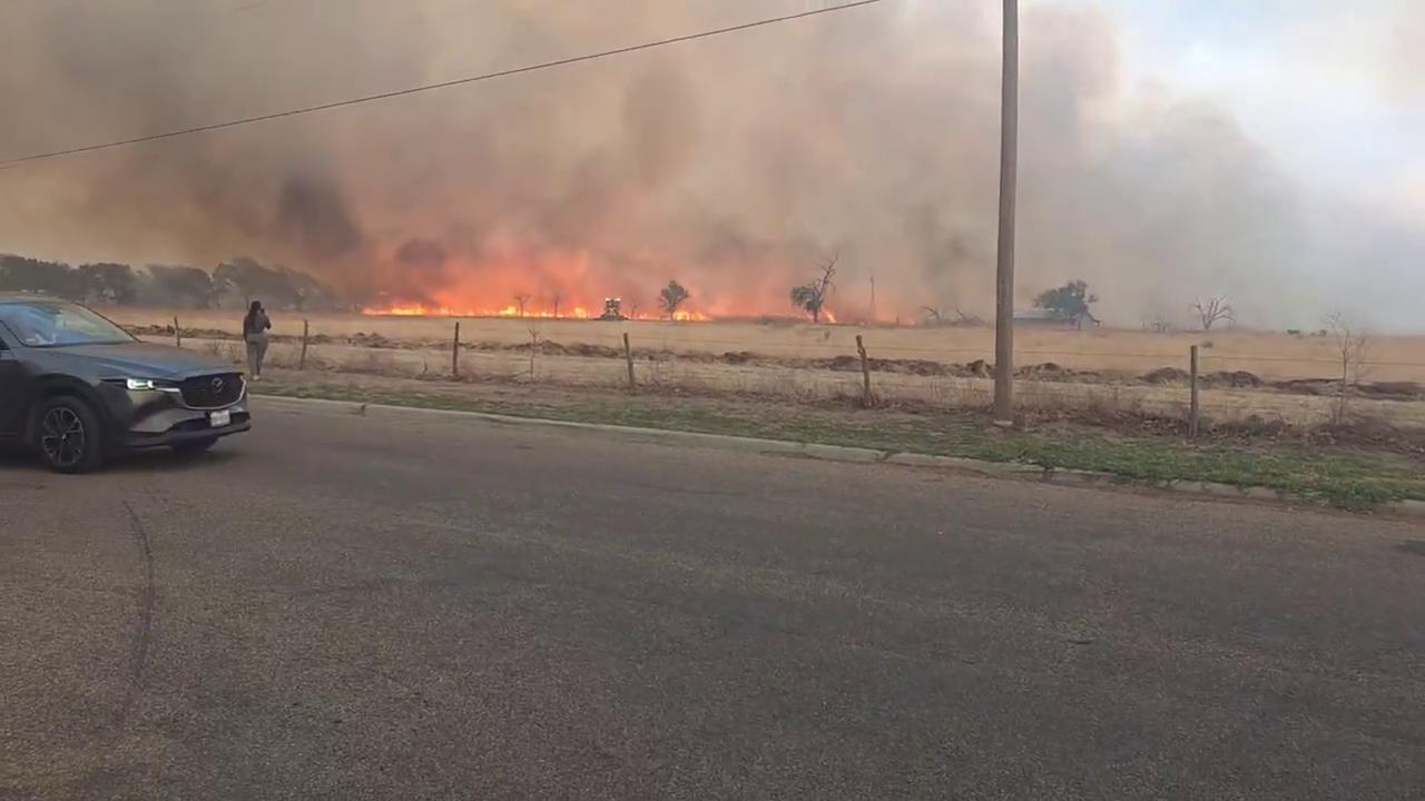 Video thumbnail for US: Lightning-Sparked Grass Fire Forces Evacuations in Canyon, Texas.