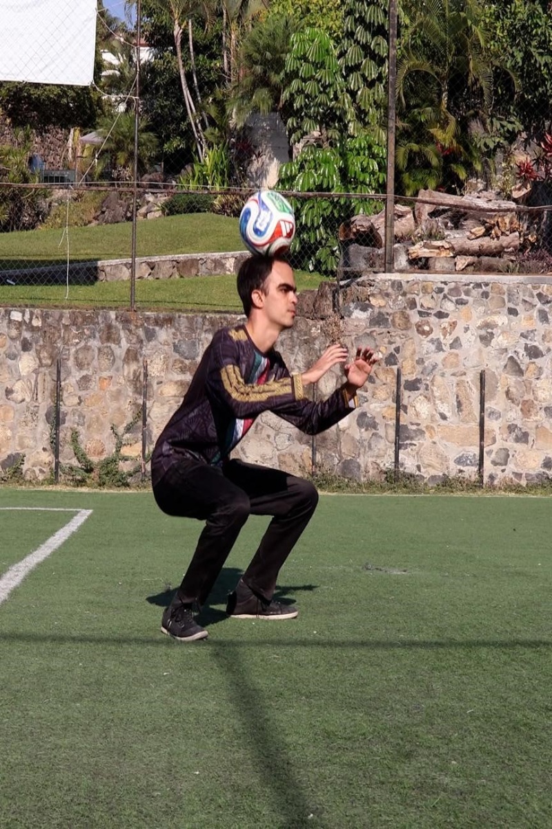 Video thumbnail for Most squats while balancing a football on the head in one minute - 40 by Erick Michel Secin Peña