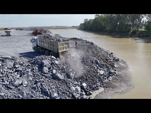 Video thumbnail for Nice Scale Landfill Into Deeply Big Pond,Technique Wheel Loader Clearing Stone,Truck Unloading St