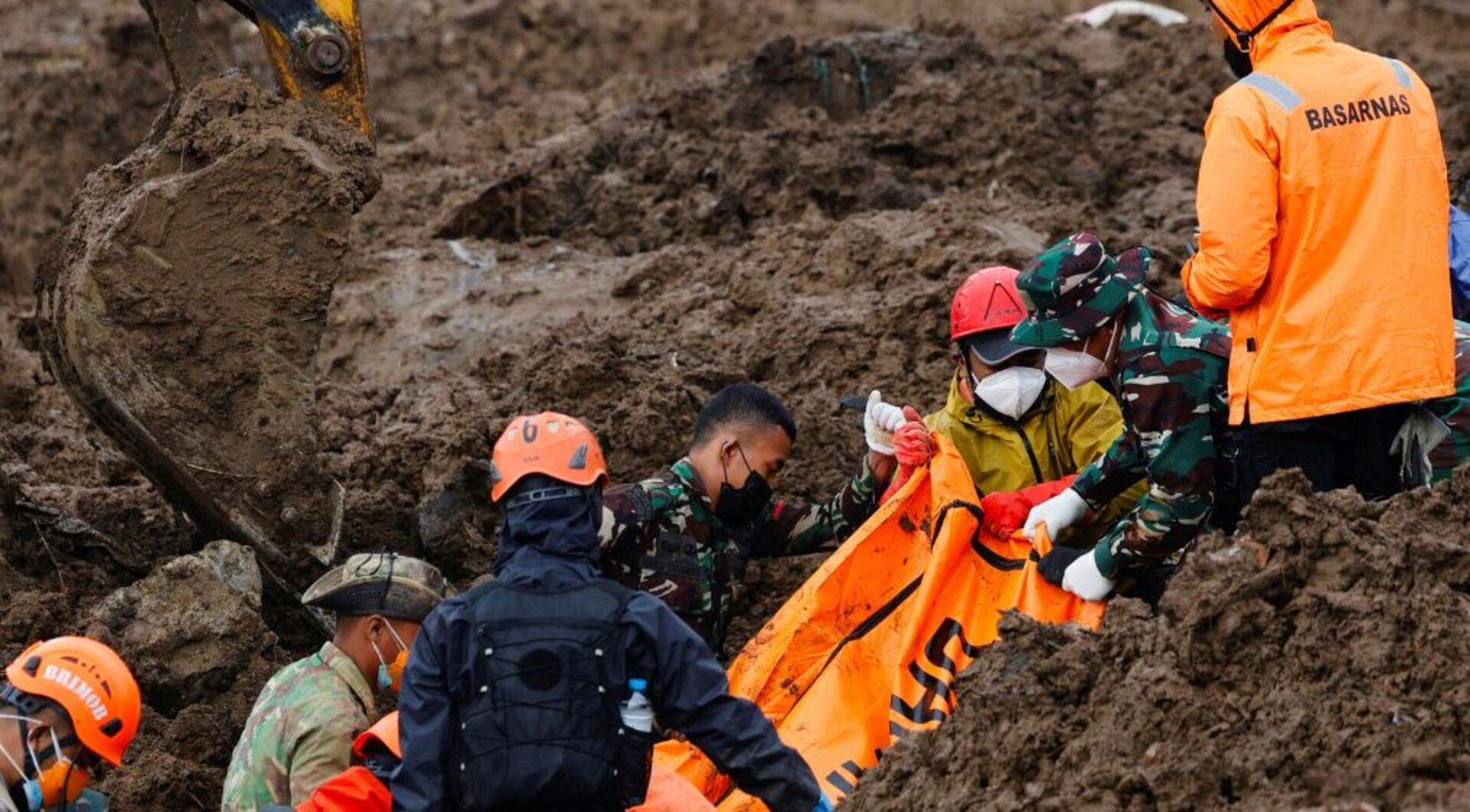 Video thumbnail for Indonesia landslide: Families cling to hope as rain and unstable ground slow rescue
