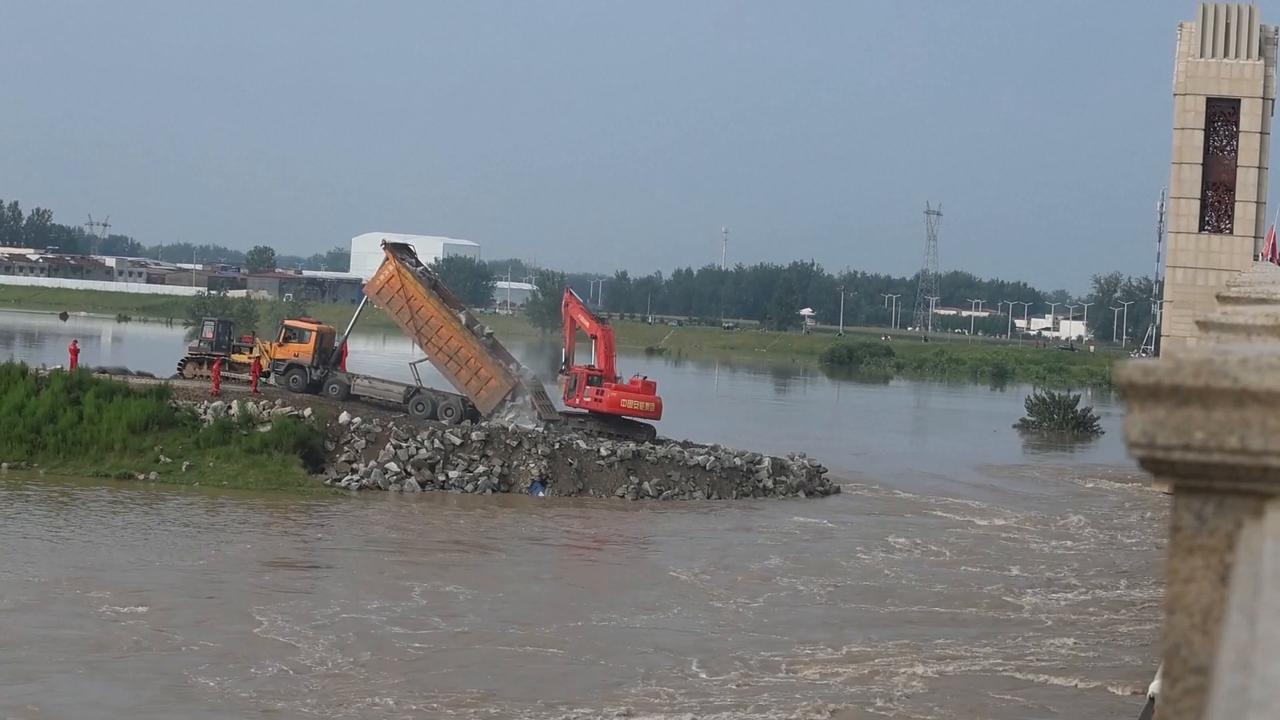 Video thumbnail for China: Rescuers race to seal levee breach in central China's Henan.