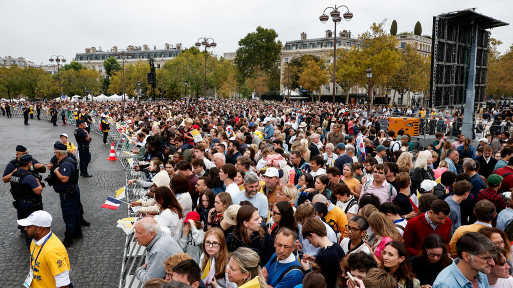 Video thumbnail for Hundreds of thousands turn out for Pope's popemobile parade along Champs-Élysées