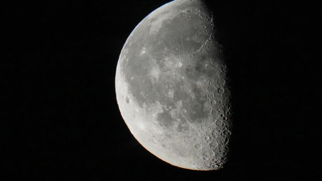 Video thumbnail for Four-tonne piece of Space X rocket believed to have crashed on Moon