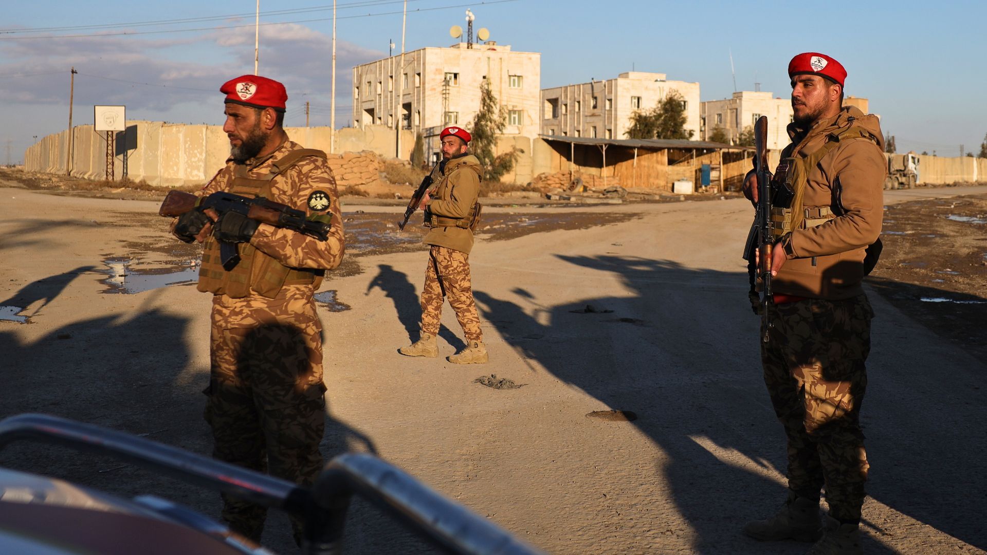 Video thumbnail for Syrian army clashes with Kurdish-led SDF near prison housing ISIL detainees