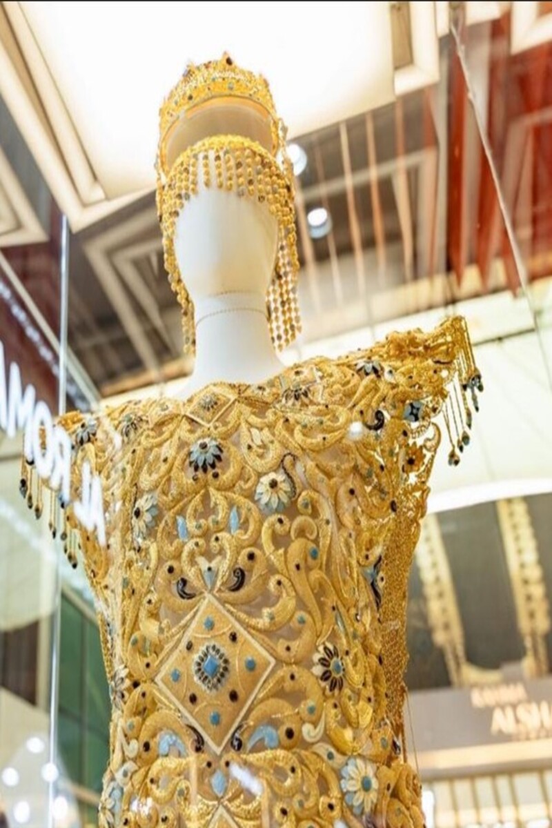 Video thumbnail for Most valuable gold dress  $1,088,000 manufactured by Al Romaizan Gold & Jewellery