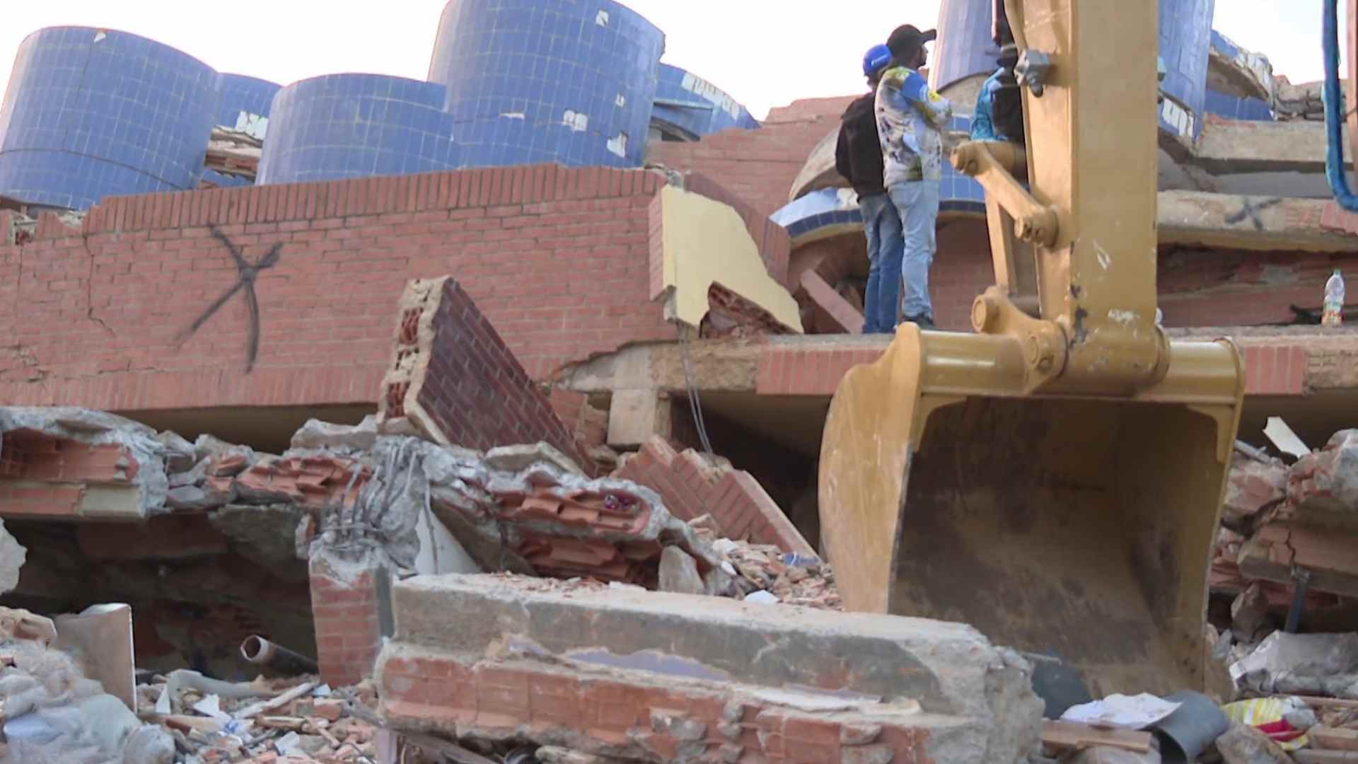 Video thumbnail for Venezuela Earthquake: Rescue Teams Race Against Time After Deadly Quakes
