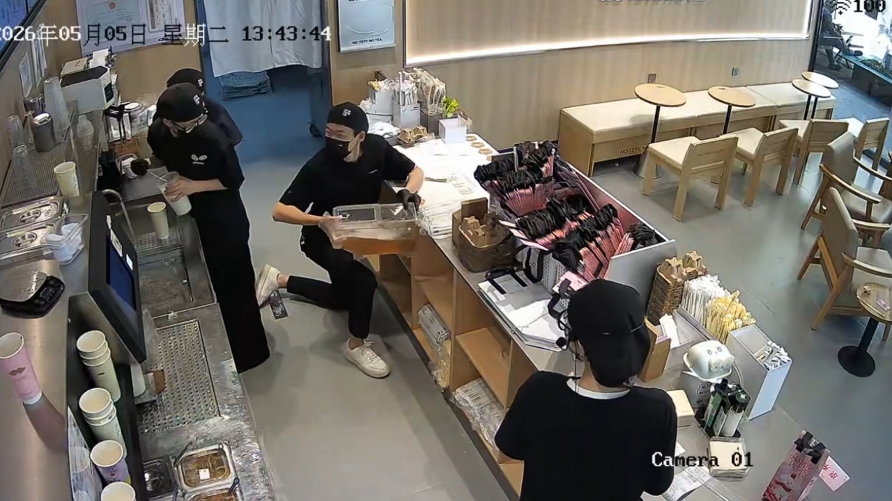 Video thumbnail for Cafe Worker’s Slip-Up Caught on Camera in Guangxi
