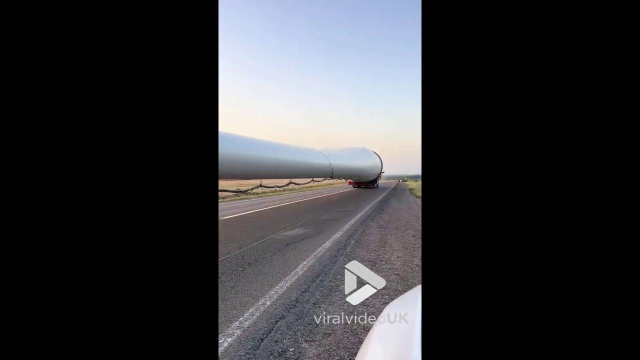 'Video thumbnail for VV5021 Truck transports huge blades of wind turbine'