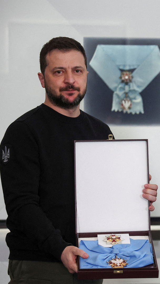 Video thumbnail for Zelenskyy returns Polish honour amid WWII-era dispute