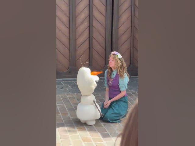 Video thumbnail for A warm hug with Olaf at Disney Adventure World!