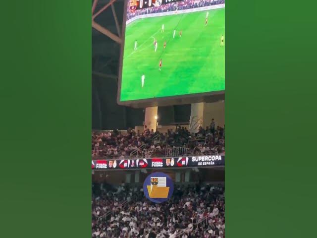 Video thumbnail for El público del King Abdullah Sports City corea a Messi en el minuto 10'