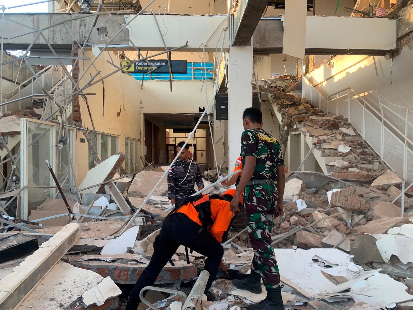 Video thumbnail for On the ground in Indonesia following 7.7 magnitude earthquake
