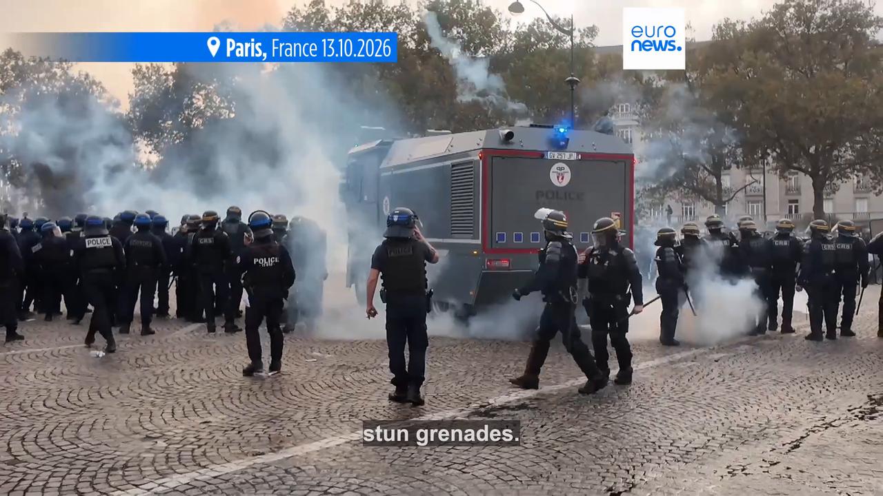 Video thumbnail for Violence in Paris as tens of thousands turn out for student protests across France